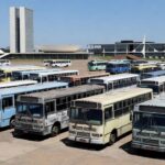 Frota de ônibus antigos da Viação Marechal em terminal de Brasília