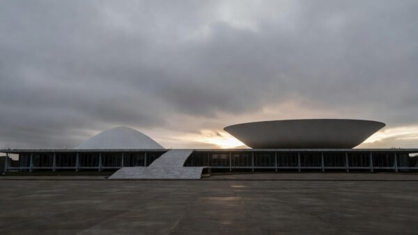 Congresso Nacional em Brasília ao entardecer, luto pela morte de ex-primeira-dama do DF