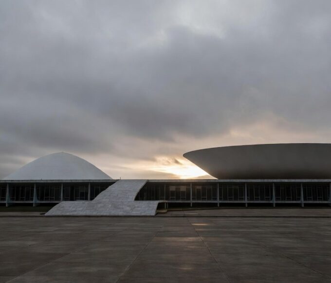 Congresso Nacional em Brasília ao entardecer, luto pela morte de ex-primeira-dama do DF
