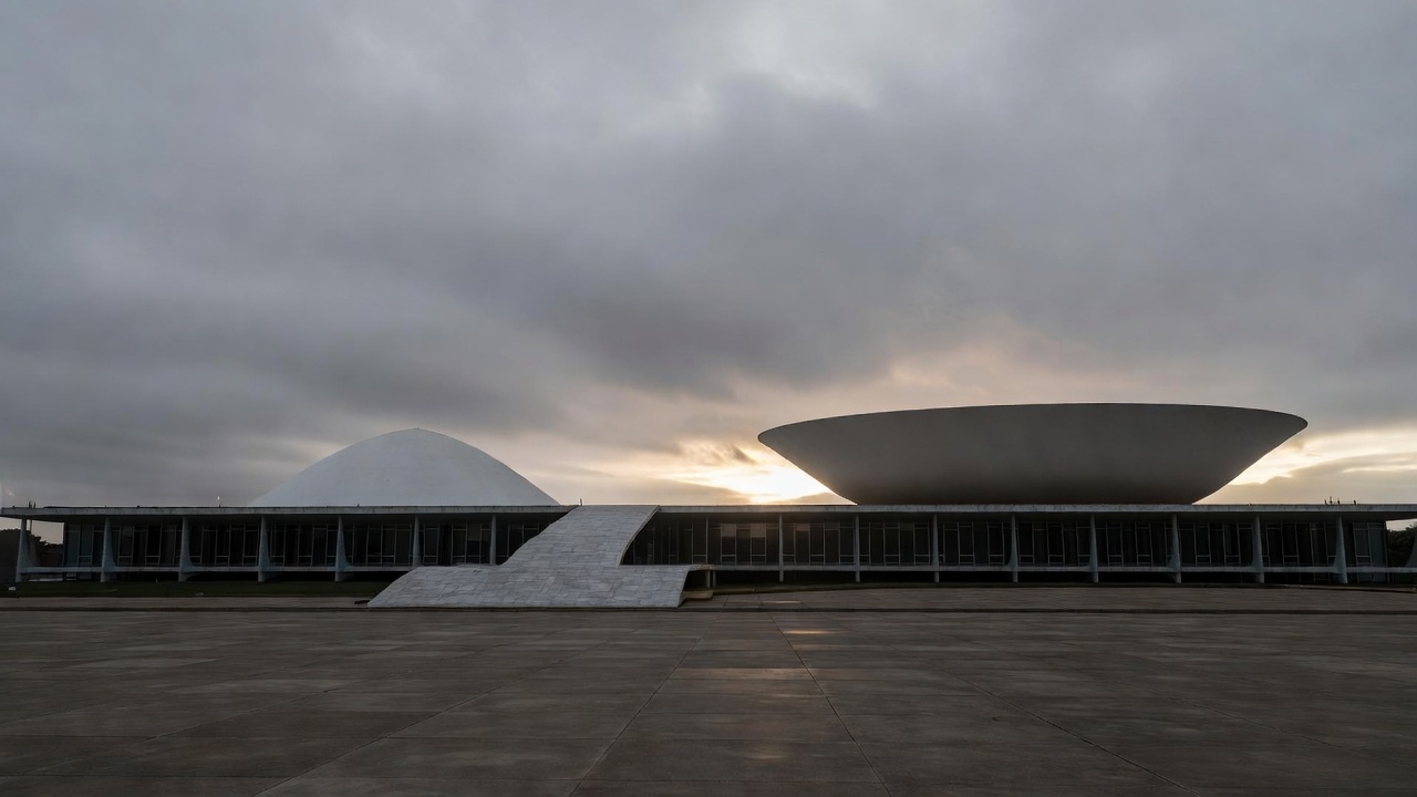 Congresso Nacional em Brasília ao entardecer, luto pela morte de ex-primeira-dama do DF