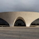 Prédio da Câmara Legislativa do DF em Brasília sob luz dramática