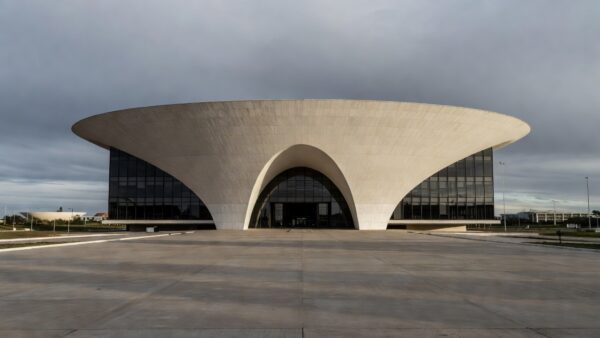 Prédio da Câmara Legislativa do DF em Brasília sob luz dramática
