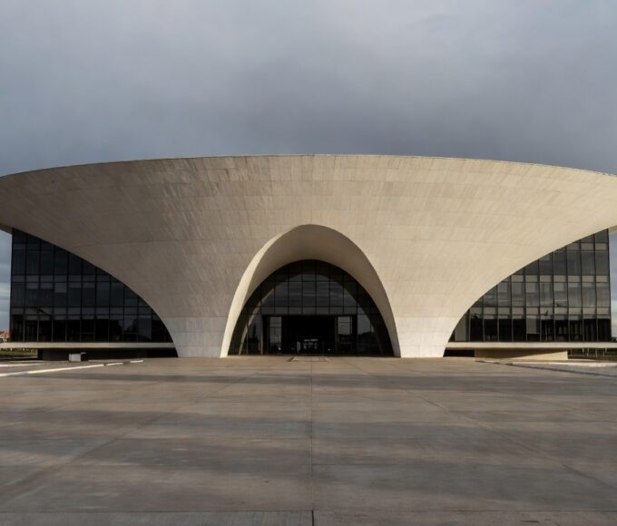 Prédio da Câmara Legislativa do DF em Brasília sob luz dramática