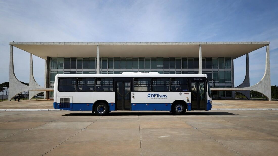 Ônibus do transporte público de Brasília simbolizando tarifa zero para estudantes da rede pública