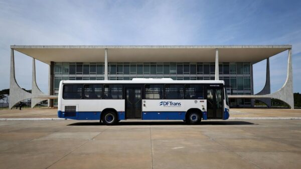 Ônibus do transporte público de Brasília simbolizando tarifa zero para estudantes da rede pública