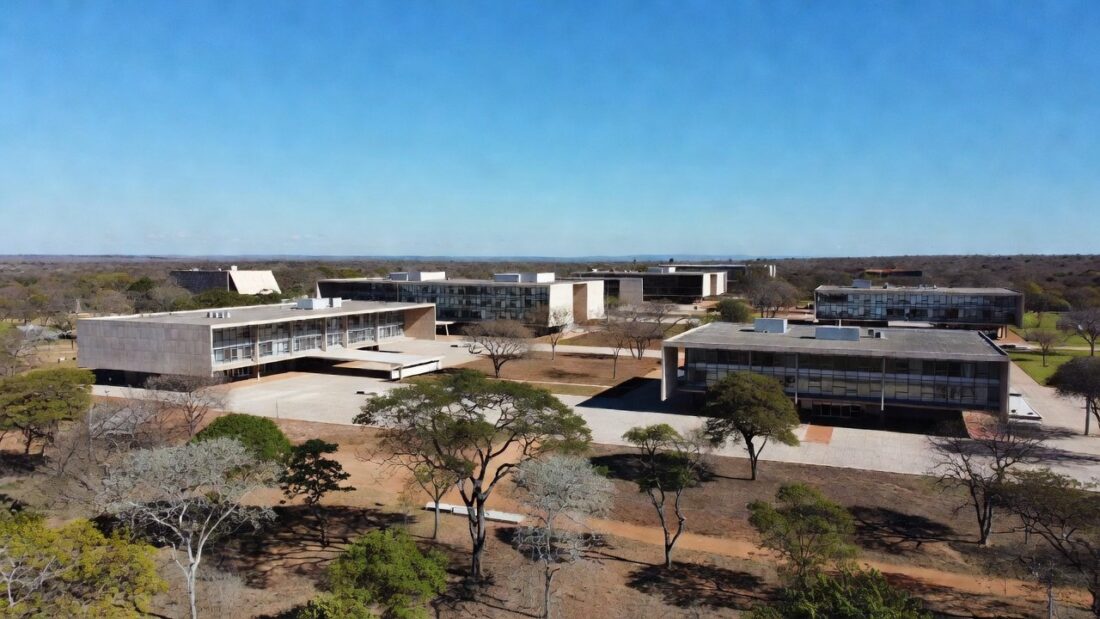 Campus universitário da UnDF em Brasília com prédios acadêmicos