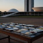 Rua em Brasília com cozinha solidária vazia representando fome persistente no DF