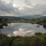 Lago Corumbá em Goiás com águas tranquilas e vegetação do cerrado