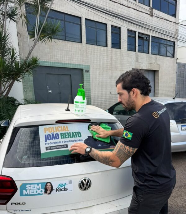 Apoiadores adesivam carros em Brasília para impulsionar pré-candidatura do Policial João Renato a Distrital