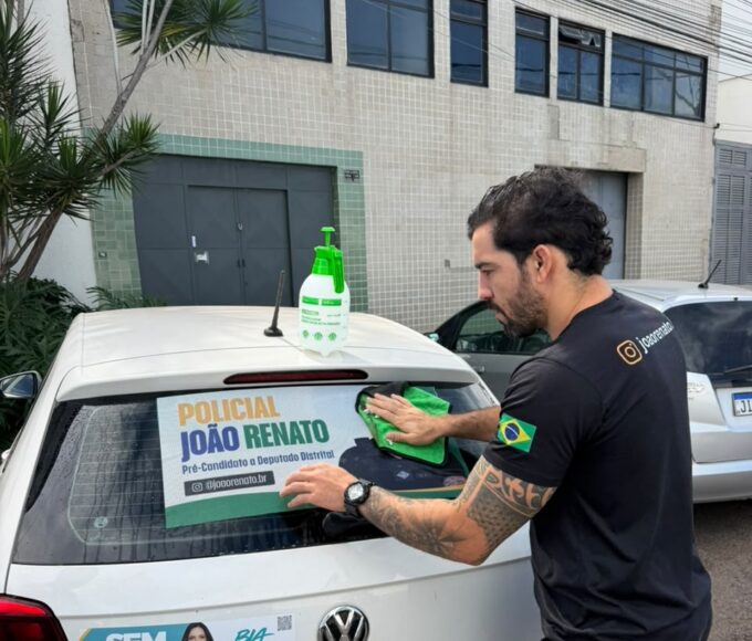 Apoiadores adesivam carros em Brasília para impulsionar pré-candidatura do Policial João Renato a Distrital