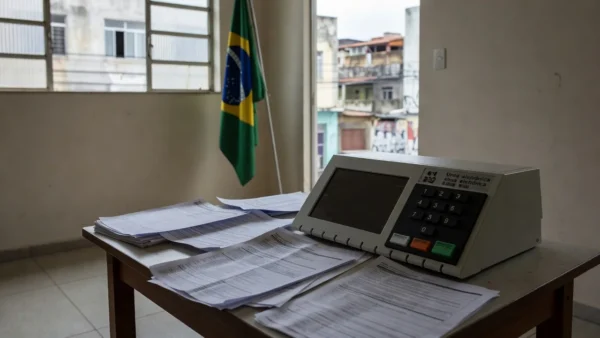 Urna eleitoral e documentos de manifesto em seção de votação no Brasil