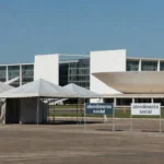 Cena urbana em Águas Claras e Plano Piloto representando atendimentos a pessoas em situação de rua no DF