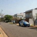 Rua na Vila Planalto, Brasília, com viatura policial brasileira