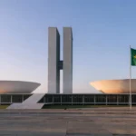 Panorama do Congresso Nacional em Brasília ao pôr do sol, representando eleições no DF