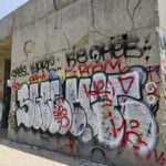 Ponto de ônibus vandalizado em Brasília com pichações e danos