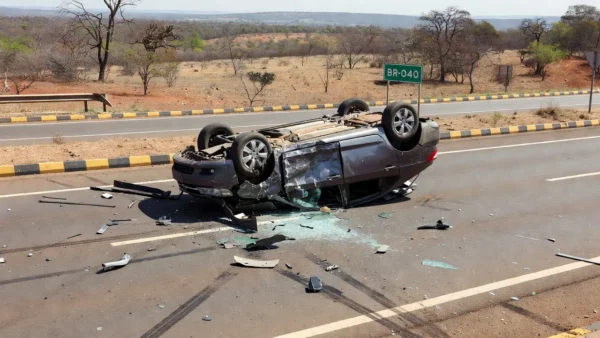 Carro capotado na BR-040 em Santa Maria após acidente