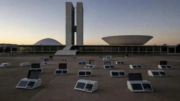 Congresso Nacional em Brasília com urnas eleitorais vazias representando exclusão política no DF
