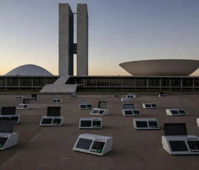 Congresso Nacional em Brasília com urnas eleitorais vazias representando exclusão política no DF