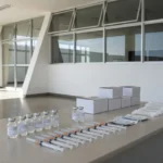 Posto de vacinação no DF com kits e seringas durante campanha multivacinação