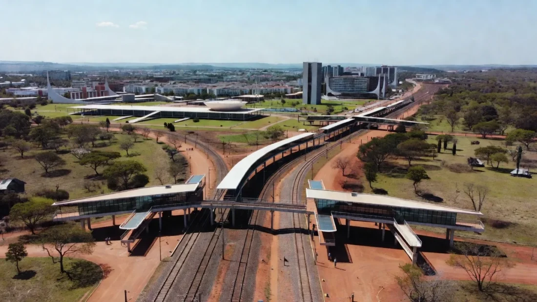 Linhas de metrô e VLT em expansão na paisagem urbana de Brasília
