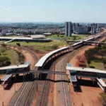 Linhas de metrô e VLT em expansão na paisagem urbana de Brasília