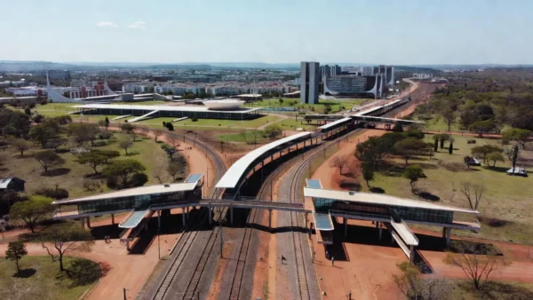 Linhas de metrô e VLT em expansão na paisagem urbana de Brasília