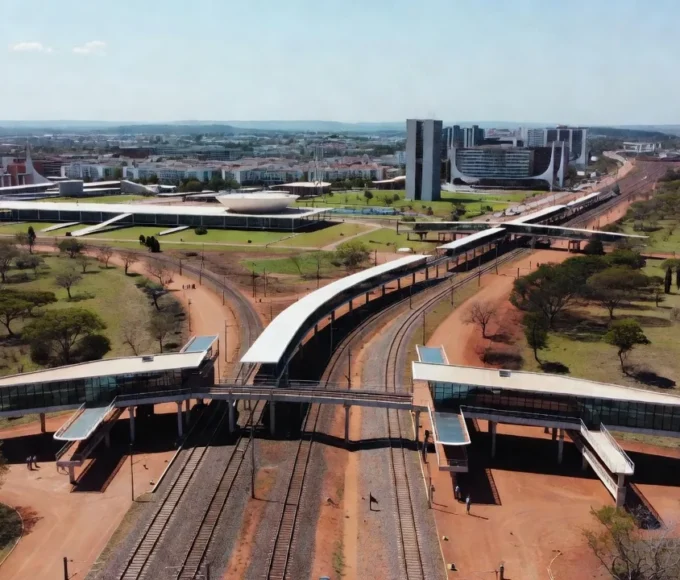 Linhas de metrô e VLT em expansão na paisagem urbana de Brasília