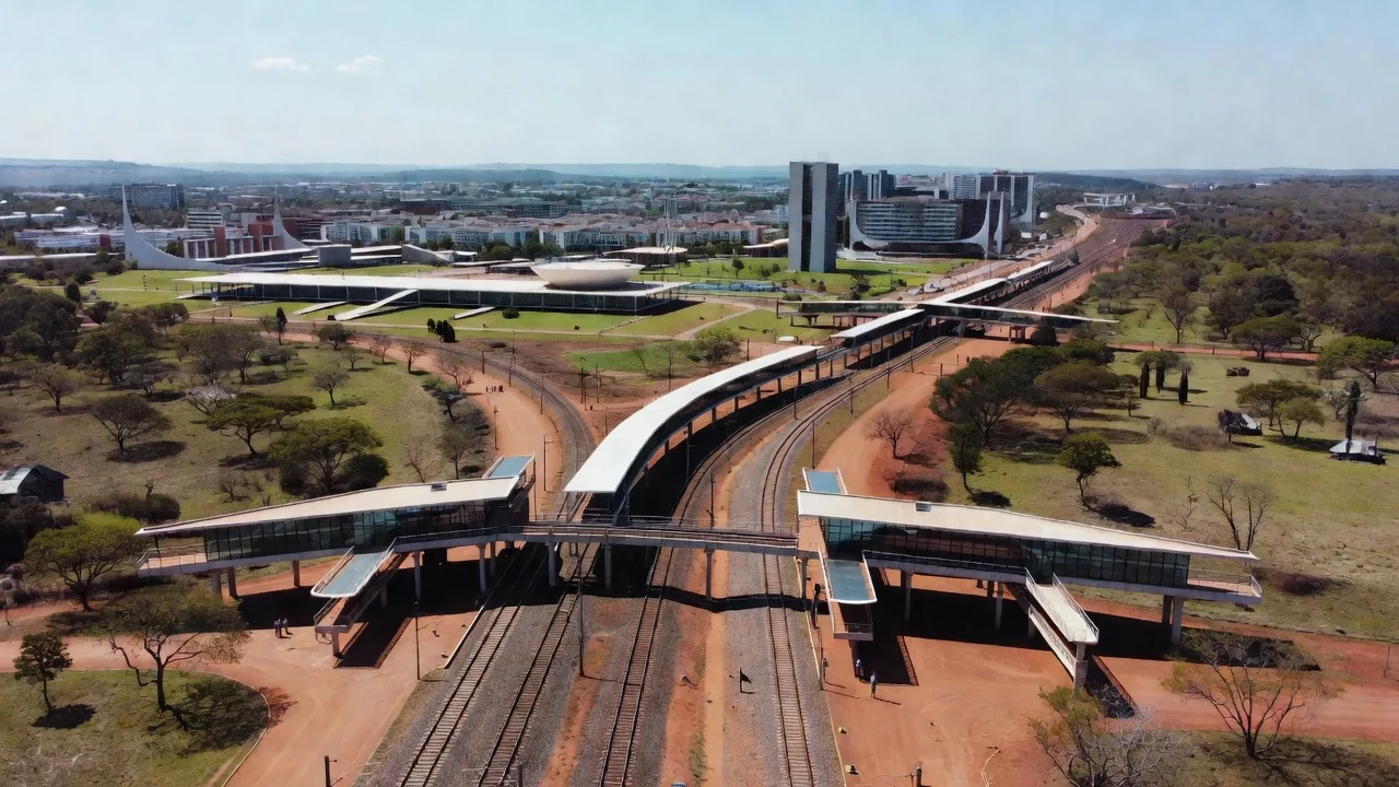Linhas de metrô e VLT em expansão na paisagem urbana de Brasília