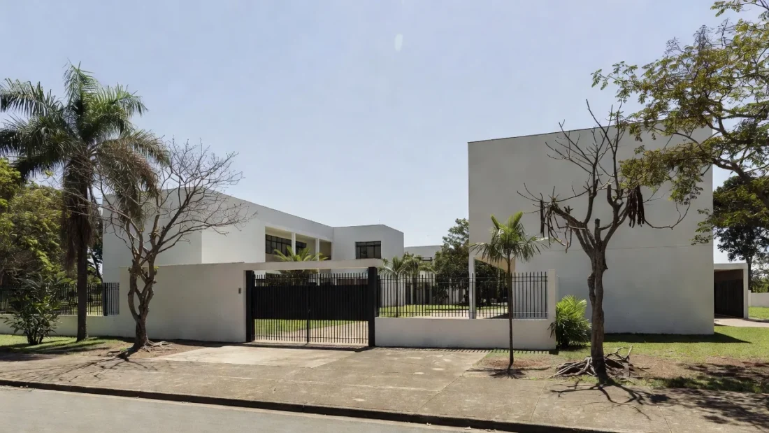 Fachada de escola particular em Brasília com arquitetura moderna