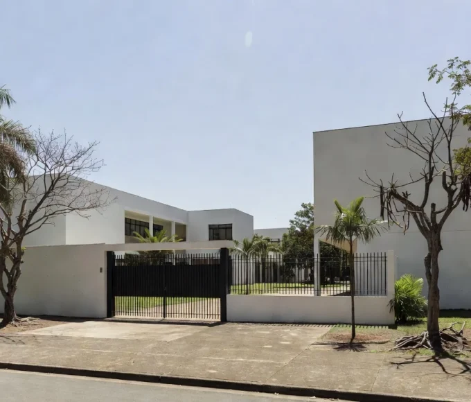 Fachada de escola particular em Brasília com arquitetura moderna